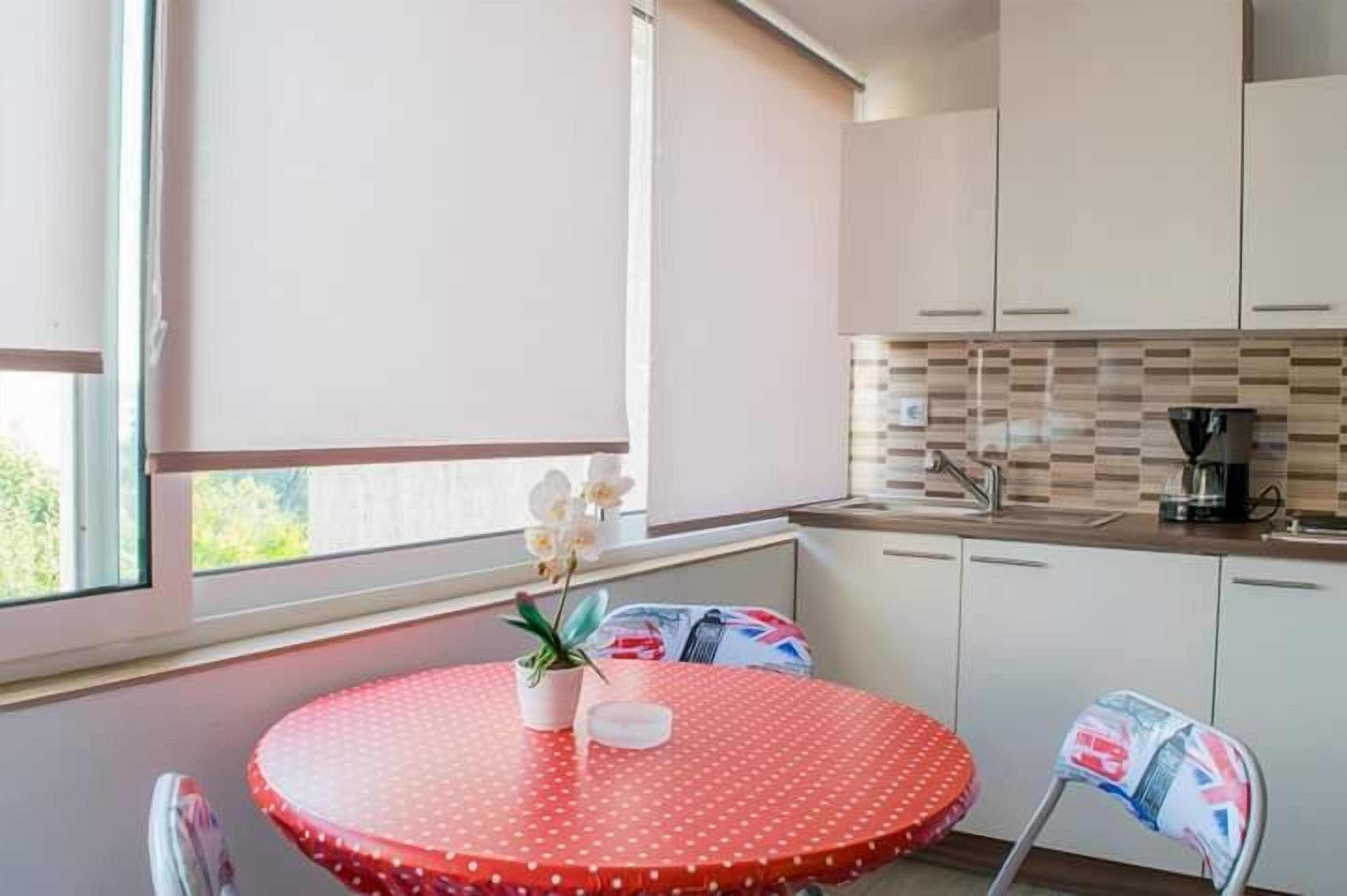 Leilighet (Three Bedroom Apartment) | Eget kjøkken | Kjøleskap, kokeplater, vannkoker og kjøkkenutstyr