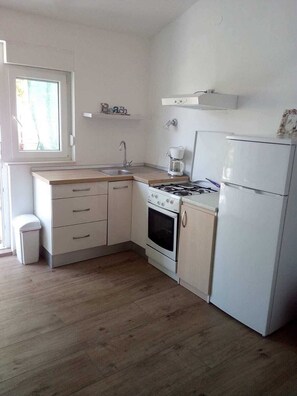 Leilighet (One Bedroom Apartment) | Eget kjøkken | Kjøleskap, kokeplater, vannkoker og kjøkkenutstyr