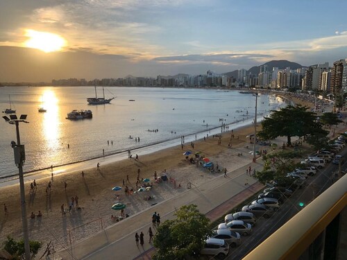 Luxury apartment in front of Praia do Morro with 5 suites and 4 parking spaces