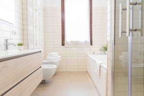 Regadera, tina de hidromasaje, secadora de cabello, bidet 