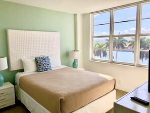 Suíte júnior, 2 quartos, sacada, vista para a baía | 2 quartos, cofres nos quartos, individualmente mobiliados, escrivaninha