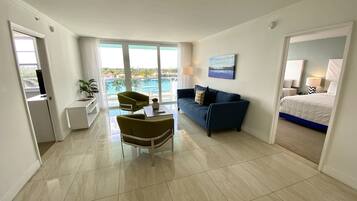 Phòng Suite Junior, 2 phòng ngủ, ban công, quang cảnh vịnh | Khu phòng khách | TV LCD 40-inch có truyền hình cáp, TV