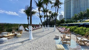 位於海灘上、白沙、躺椅、遮陽傘