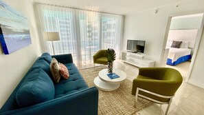 Suíte luxo, 2 quartos, sacada, vista para o oceano | Área de estar | TV LCD 40 polegadas com canais a cabo, TV