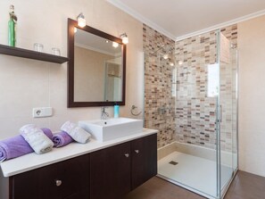 Badewanne, Haartrockner, Bidet, Handtücher