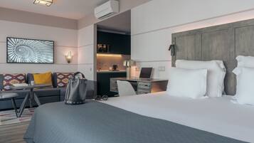 Junior Suite | Private kitchenette | Coffee/tea maker, electric kettle