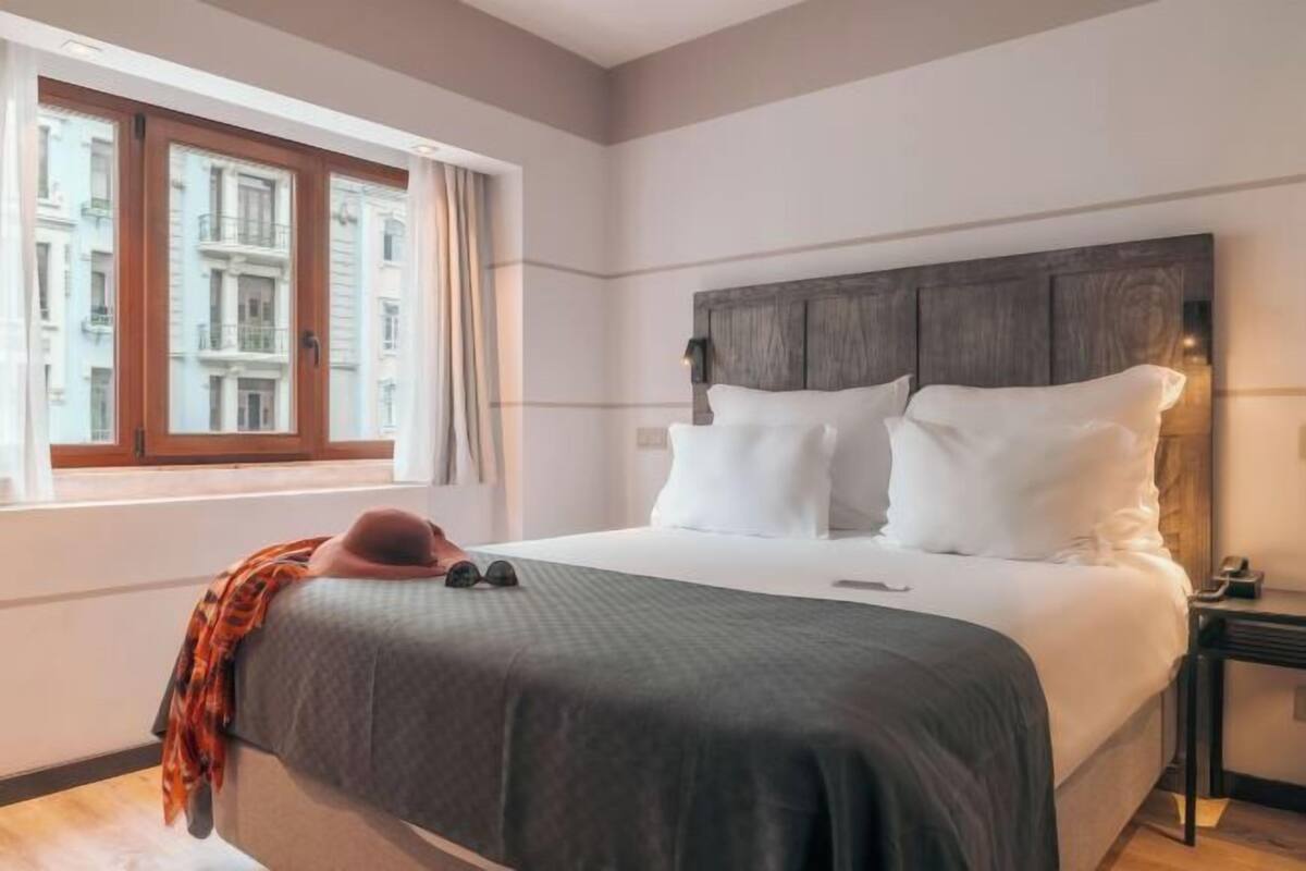 Minibar, in-room safe, laptop workspace, blackout curtains