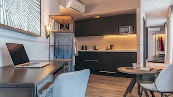 Estudio Deluxe | Cocineta privada | Cafetera y tetera y tetera eléctrica