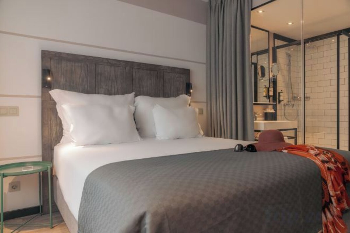 Minibar, in-room safe, laptop workspace, blackout curtains