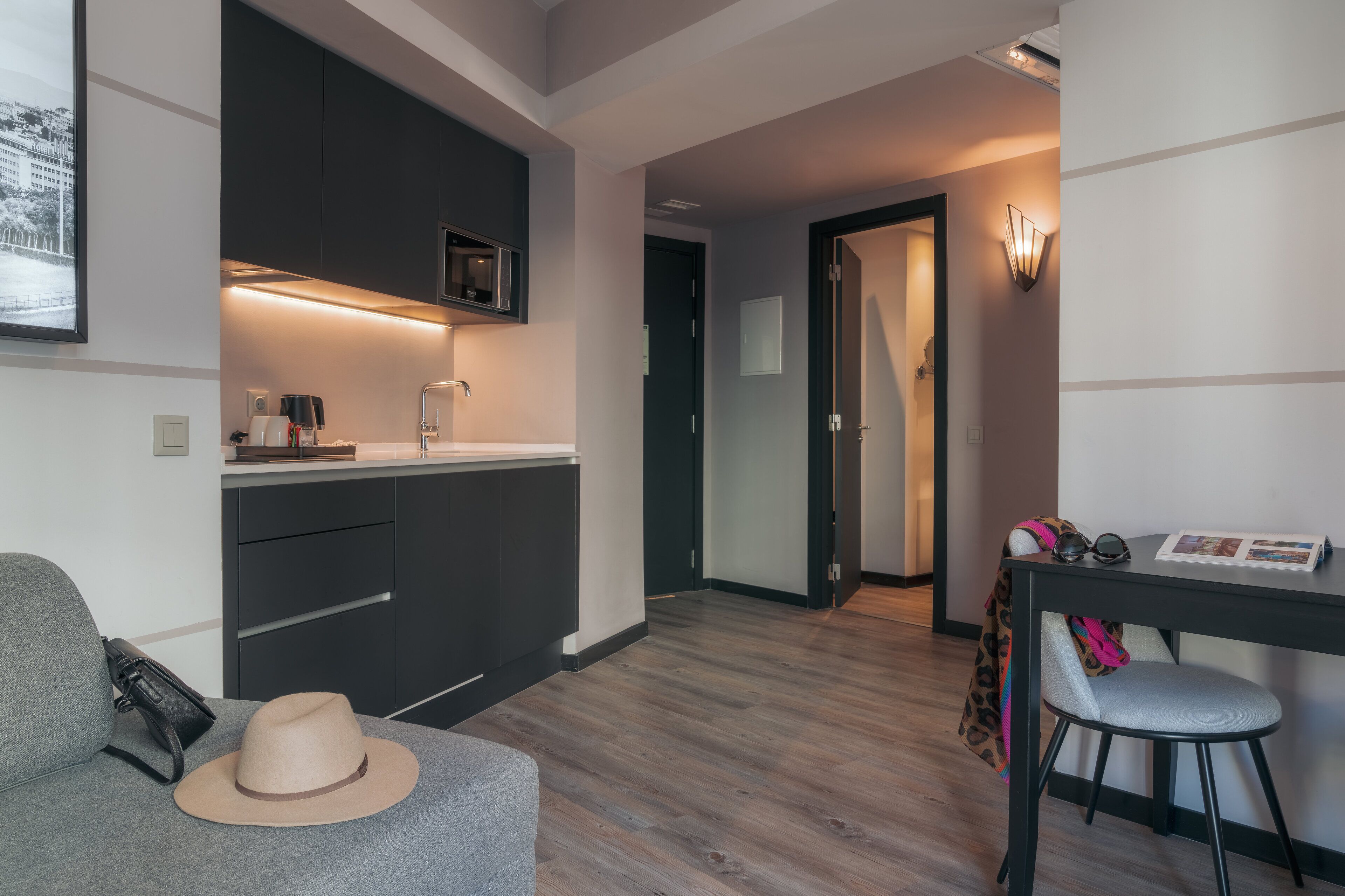 deluxe studio | private kitchenette | coffee/tea maker, electric kettle