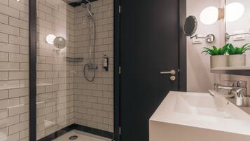 Dusj, designertoalettartikler, hårføner og håndklær