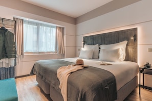 Minibar, in-room safe, laptop workspace, blackout curtains