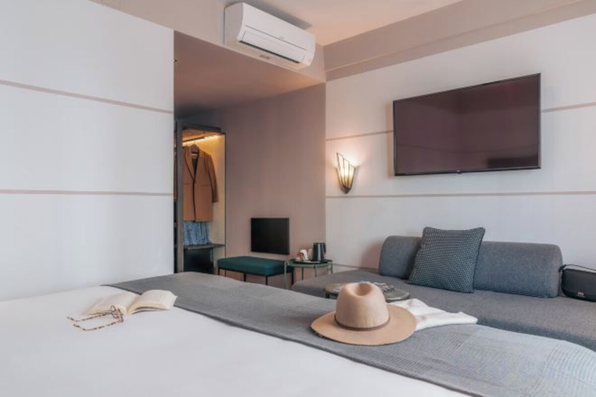 Minibar, in-room safe, laptop workspace, blackout curtains