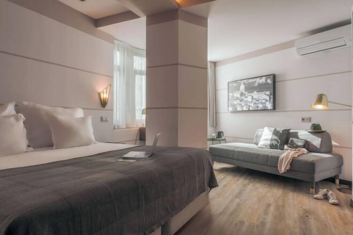 Minibar, in-room safe, laptop workspace, blackout curtains