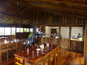 Café da manhã com pratos da culinária local grátis todos os dias