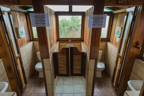 Douche, serviettes fournies, savon, papier toilette