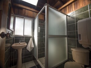 Shower, towels, soap, toilet paper - Santa Lucia Ecolodge (Quito)