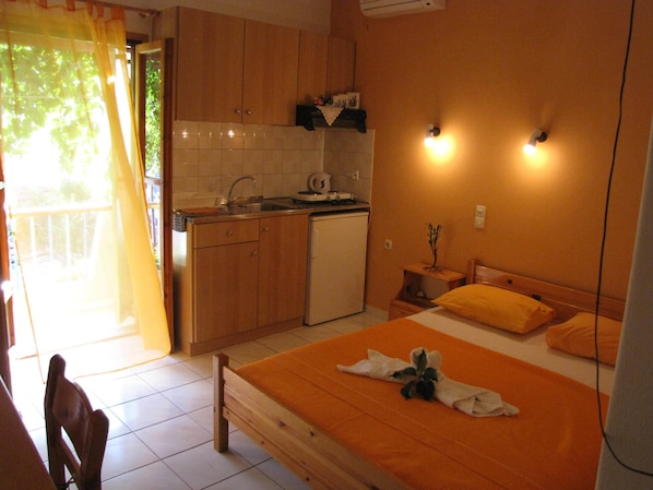 Double Room (1) | Desk
