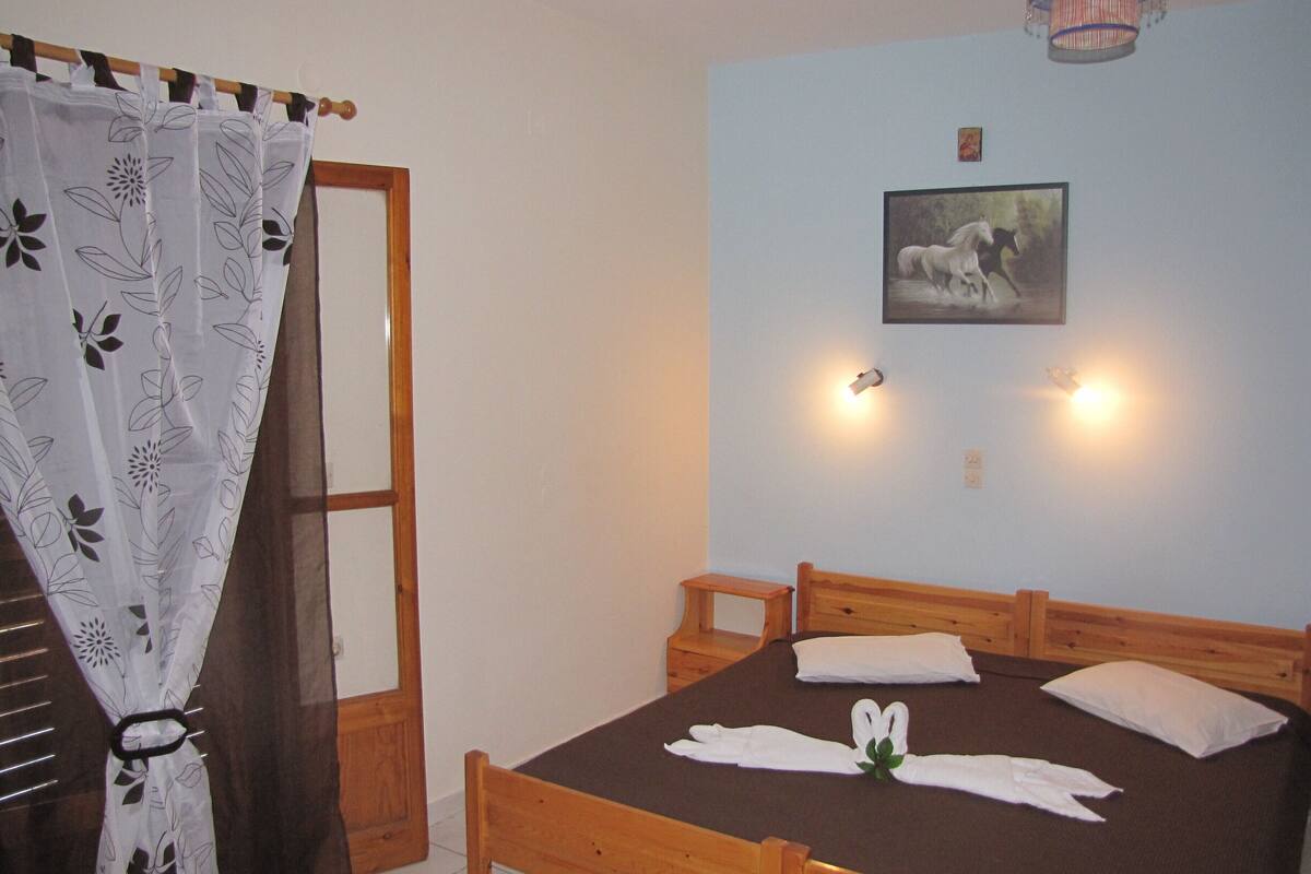 Double Room (4) | Desk