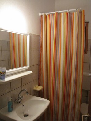 Double Room (1) | Bathroom | Shower, towels