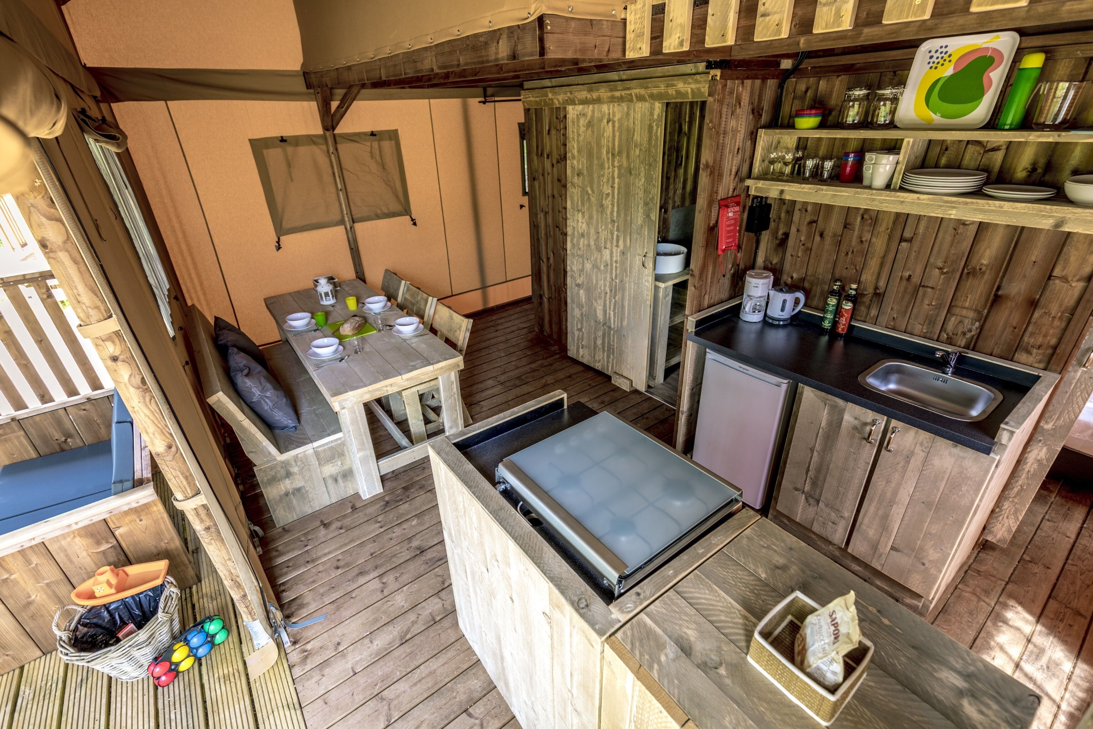 Lều Deluxe | Khu phòng khách | Sách 