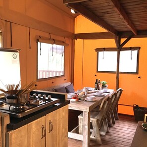 Deluxe Tent | Private kitchen | Fridge, stovetop, coffee/tea maker, electric kettle - Camping L'Ardechois (Gluiras)
