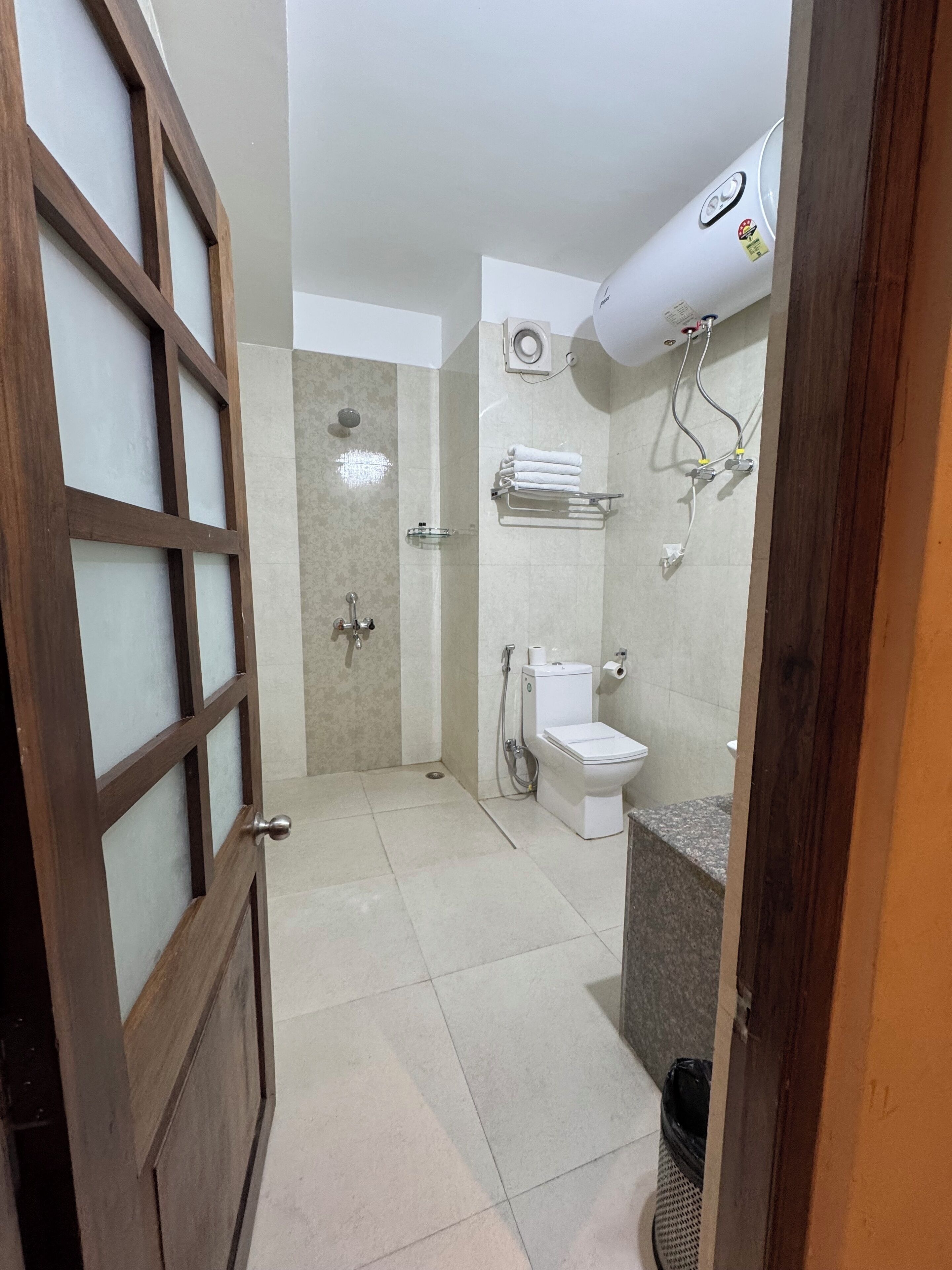 Kamar Deluks | Kamar mandi | Shower, perlengkapan mandi gratis,  dan handuk