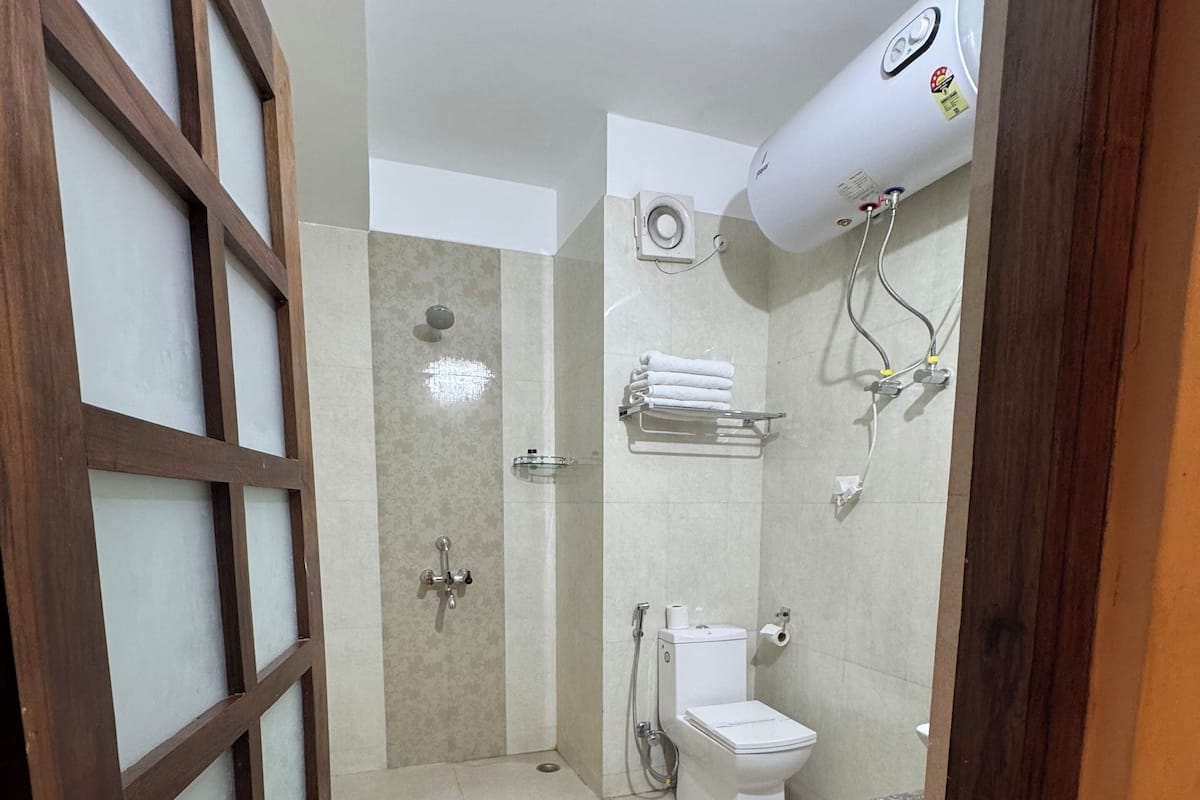 Phòng Deluxe | Phòng tắm | Buồng tắm vòi sen, đồ dùng nhà tắm miễn phí, khăn tắm 
