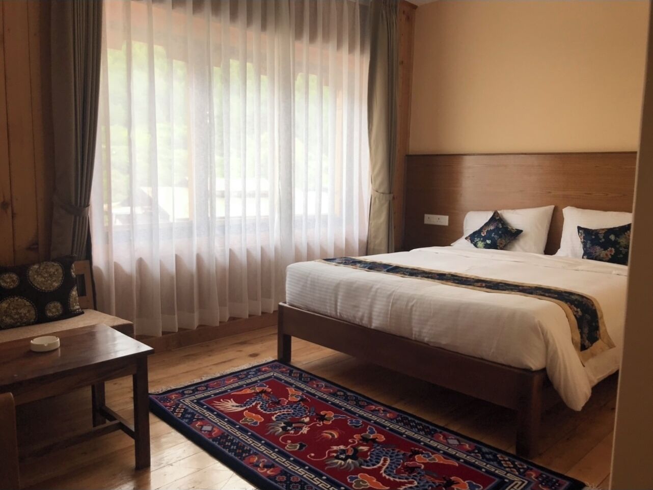 Kamar Deluks | Dilengkapi dengan perabotan berbeda-beda dan meja kerja