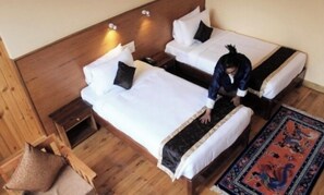 Kamar Standar | 1 kamar tidur, dilengkapi dengan perabotan berbeda-beda, dan meja kerja