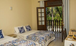 Minibar, tabla de planchar con plancha y ropa de cama