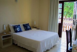 Habitación superior, 1 cama matrimonial | Minibar, tabla de planchar con plancha y ropa de cama 