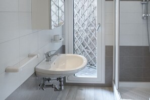 Een douche, een bidet, handdoeken