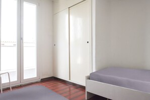 A room with a bed, a chair, a wardrobe, and a sliding door. - M104 - Marcelli, villa with garden 200 meters from the sea (Marcelli)