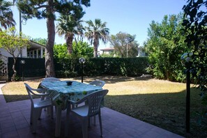 Outdoor dining - M105 - Marcelli, four-room apartment with garden 200 meters from the sea (Marcelli)