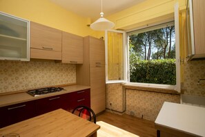 Fridge, dining tables - M105 - Marcelli, four-room apartment with garden 200 meters from the sea (Marcelli)