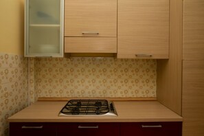 Frigorífico y mesa de comedor