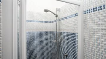 Dusche, Bidet, Handtücher