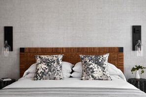Camas con pillow-top, cortinas blackout y tabla de planchar con plancha 