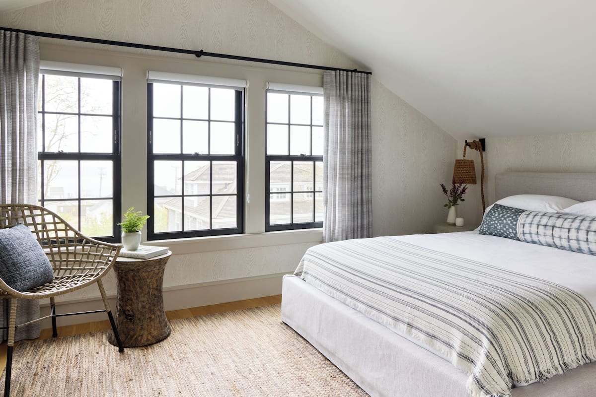 Queen Deluxe | Pillowtop beds, blackout drapes, iron/ironing board, WiFi (free)