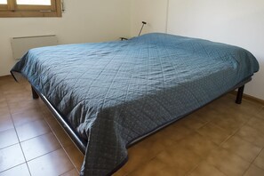 2 bedrooms, bed sheets - N060 - N060 - Numana, penthouse with garage 100m from the sea (Numana)