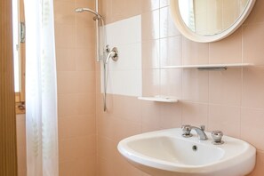 Combined shower/bathtub, bidet, towels - N060 - N060 - Numana, penthouse with garage 100m from the sea (Numana)