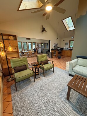 Smart TV, books - Lynch Mountain Retreat (Cooperstown)