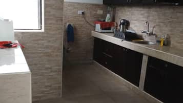 Appartement, 3 chambres | Cuisine privée | Réfrigérateur, micro-ondes, four, plaque de cuisson