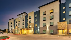 Un hôtel moderne avec une enseigne indiquant « FOWNEPLACE SUITES MARITON ».