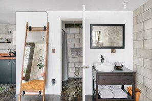 Shower, hair dryer, towels - Room D at The Dutra Inn - Little Italy (San Diego)