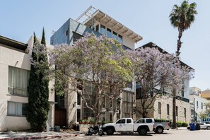 Un bâtiment moderne qui présente un mélange de styles architecturaux, notamment une façade plane et un toit en pente.