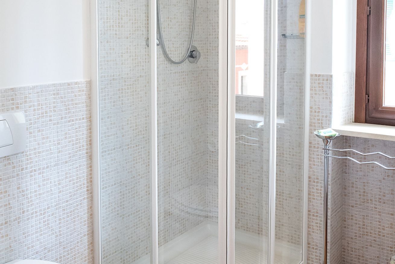 Shower, bidet, towels
