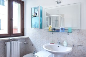 Shower, bidet, towels - N216 - Numana, sky-earth in the alleys 200mt from the sea (Numana)