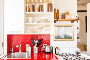 オーブン、コンロ、コーヒー / ティーメーカー、調理器具と食器